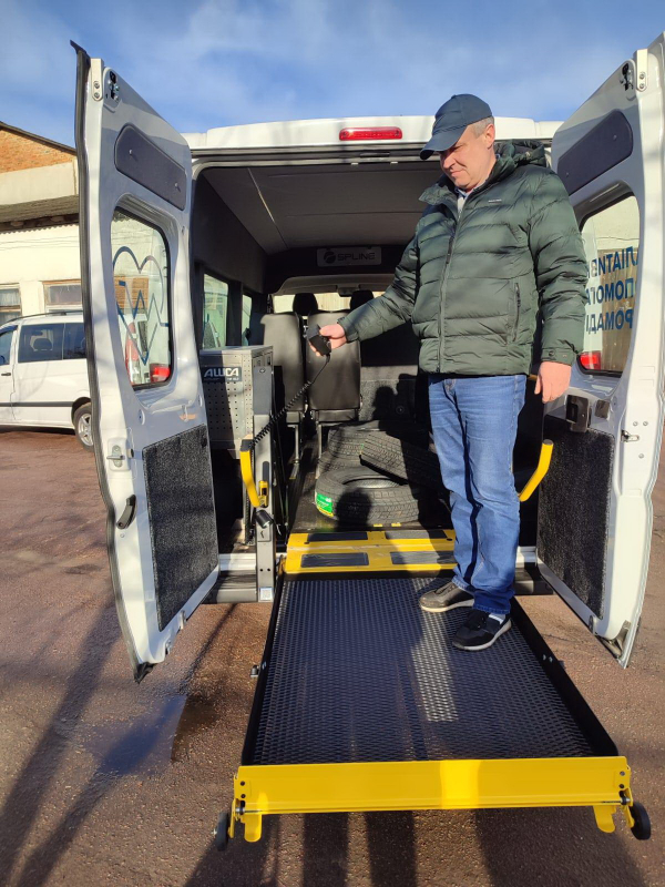 Новгород-Сіверська лікарня отримала спеціалізований автомобіль