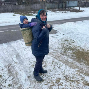 Юлія Сиворакша тримає онука в корзині власного виробництва