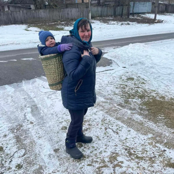 Юлія Сиворакша тримає онука в корзині власного виробництва