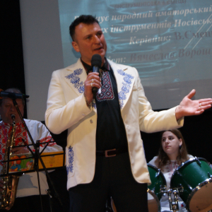 Співає директор Носівського будинку культури В’ячнслав Ворошилов