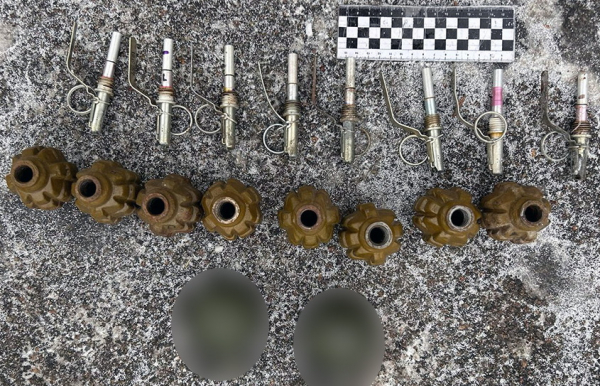 Торгували гранатами за валюту