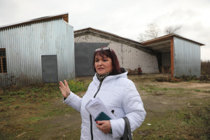 Ольга Ляховець біля колишньої ферми, де планують збудувати завод